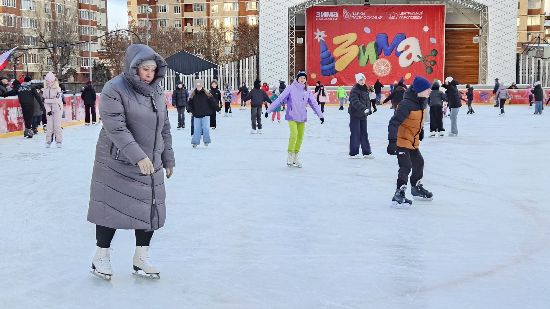 долгопрудный, центральный парк победы, зима в подмосковье 2025, ледовый каток, коньки,