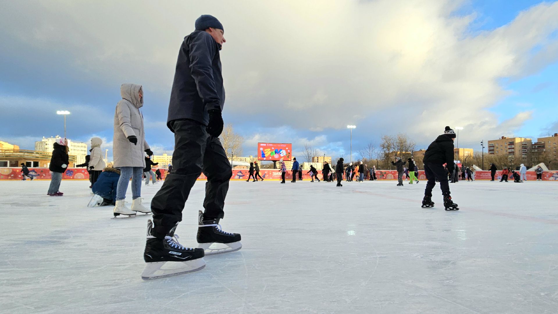 долгопрудный, центральный парк победы, зима в подмосковье 2025, ледовый каток, коньки,