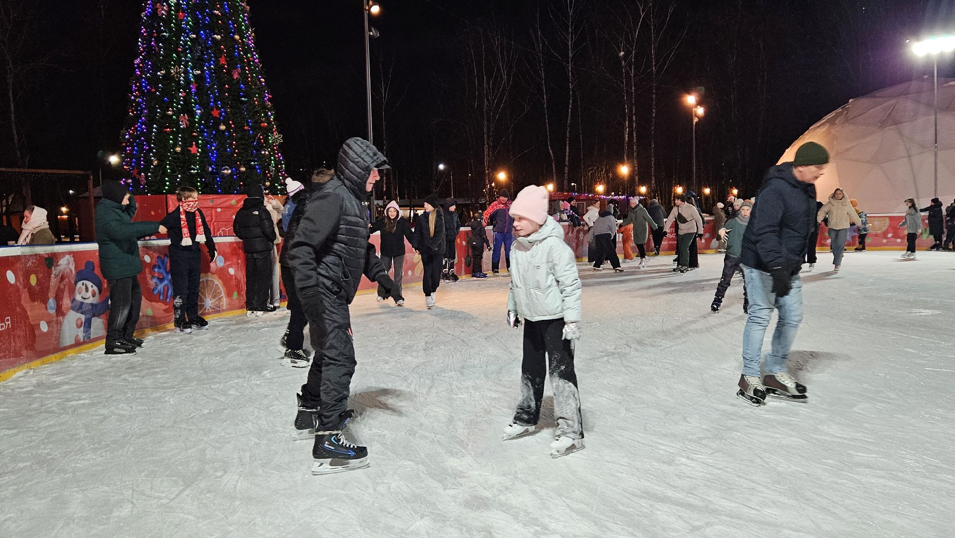 долгопрудный, центральный парк победы, зима в подмосковье 2025, ледовый каток, коньки,
