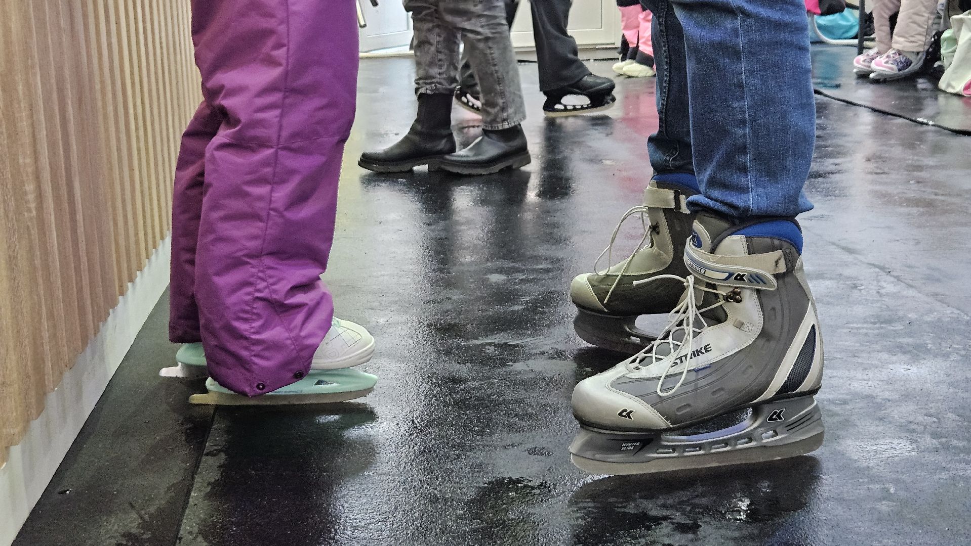 долгопрудный, центральный парк победы, зима в подмосковье 2025, ледовый каток, коньки,