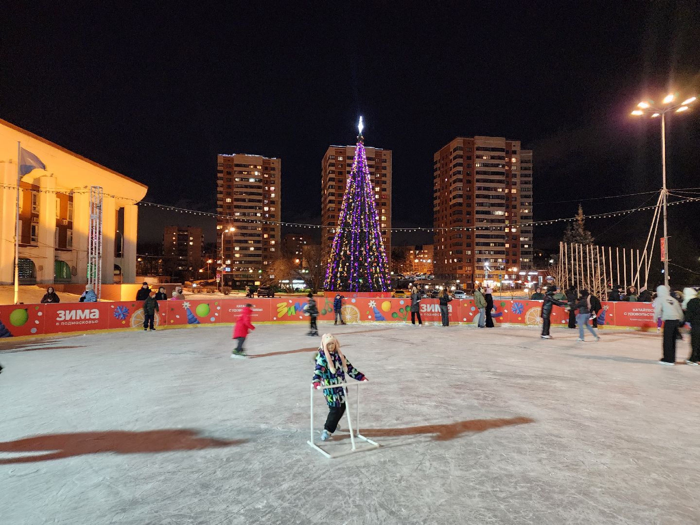 чехов, советская площадь, открытый каток, бесплатные сеансы катания, ледовая арена, катание на коньках, губернаторская программа, зима в подмосковье, расписание сеансов, зимний отдых, прокат коньков, заточка коньков, искусственный лед,