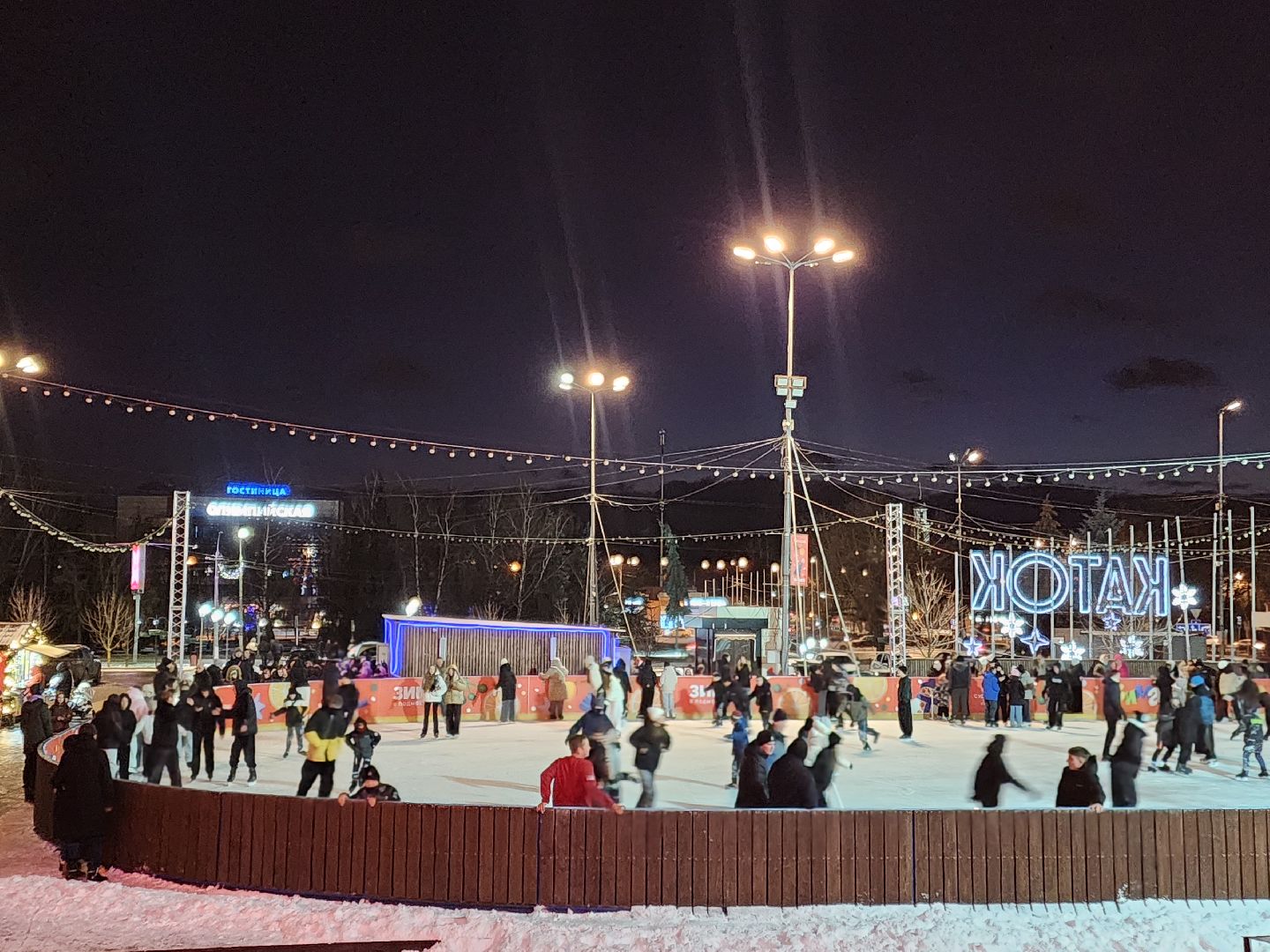 чехов, советская площадь, открытый каток, бесплатные сеансы катания, ледовая арена, катание на коньках, губернаторская программа, зима в подмосковье, расписание сеансов, зимний отдых, прокат коньков, заточка коньков, искусственный лед,