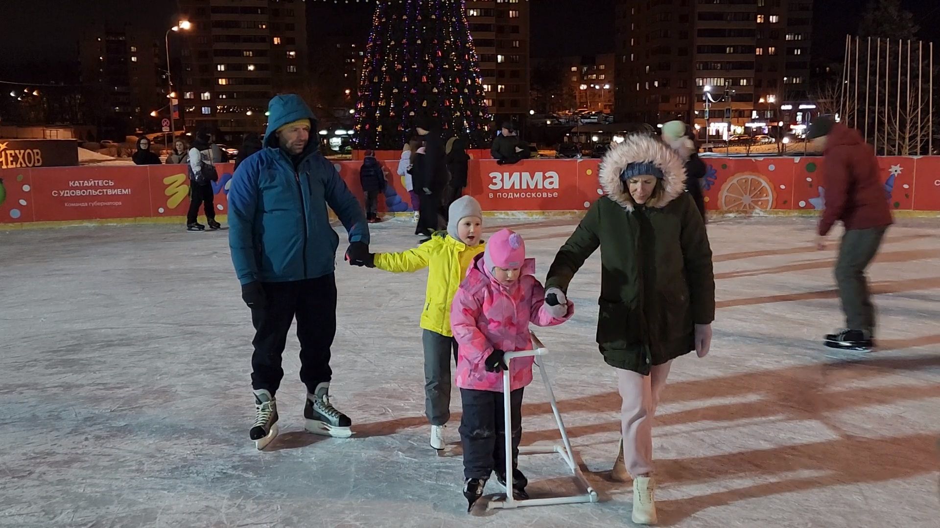 чехов, советская площадь, открытый каток, бесплатные сеансы катания, ледовая арена, катание на коньках, губернаторская программа, зима в подмосковье, расписание сеансов, зимний отдых, прокат коньков, заточка коньков, искусственный лед,