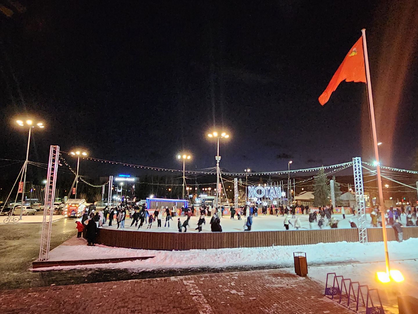 чехов, советская площадь, открытый каток, бесплатные сеансы катания, ледовая арена, катание на коньках, губернаторская программа, зима в подмосковье, расписание сеансов, зимний отдых, прокат коньков, заточка коньков, искусственный лед,