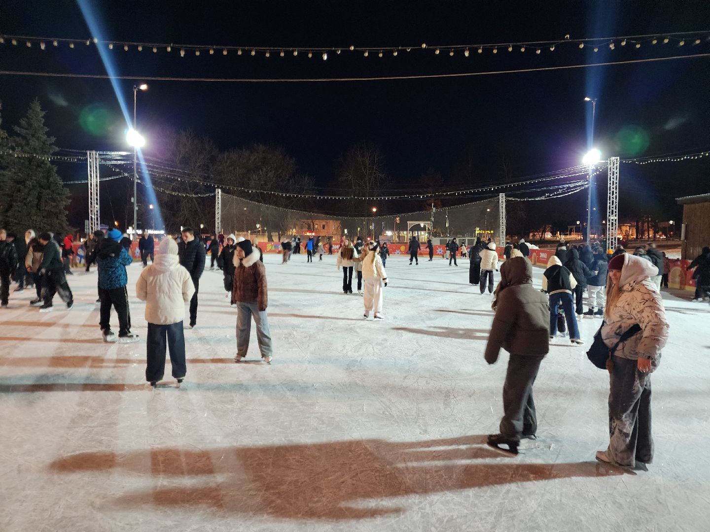 чехов, советская площадь, открытый каток, бесплатные сеансы катания, ледовая арена, катание на коньках, губернаторская программа, зима в подмосковье, расписание сеансов, зимний отдых, прокат коньков, заточка коньков, искусственный лед,