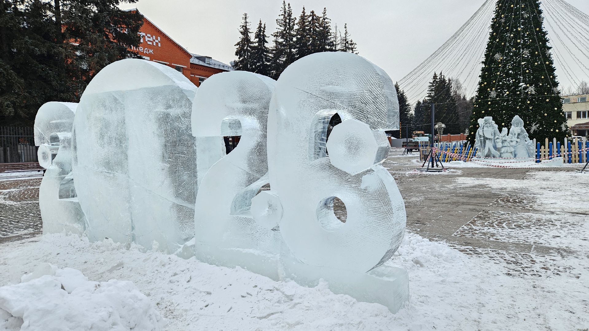 долгопрудный,зима в подмосковье 2025, площадь собина, лед, ледовые фигуры, ледовый городок,