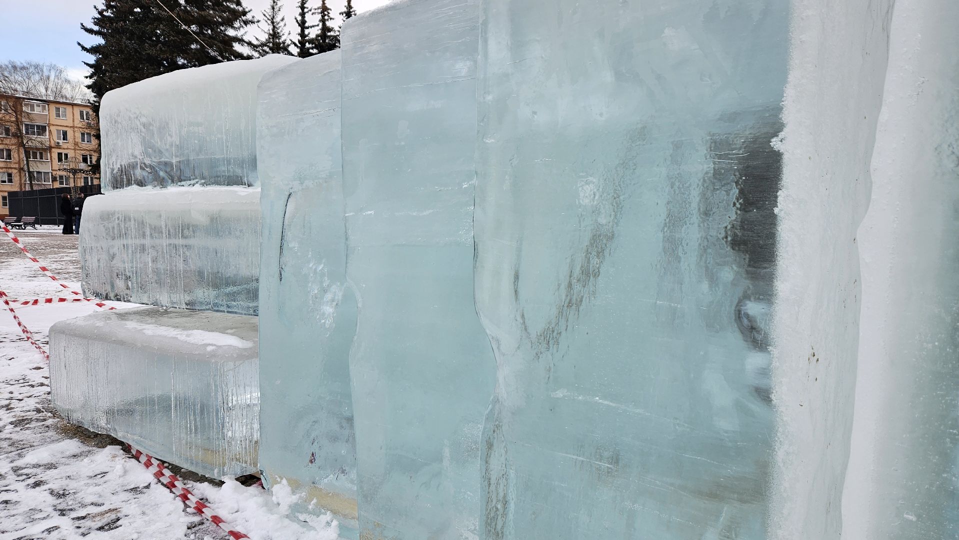 долгопрудный,зима в подмосковье 2025, площадь собина, лед, ледовые фигуры, ледовый городок,
