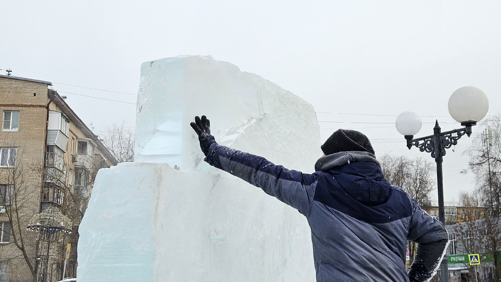 долгопрудный,зима в подмосковье 2025, площадь собина, лед, ледовые фигуры, ледовый городок,