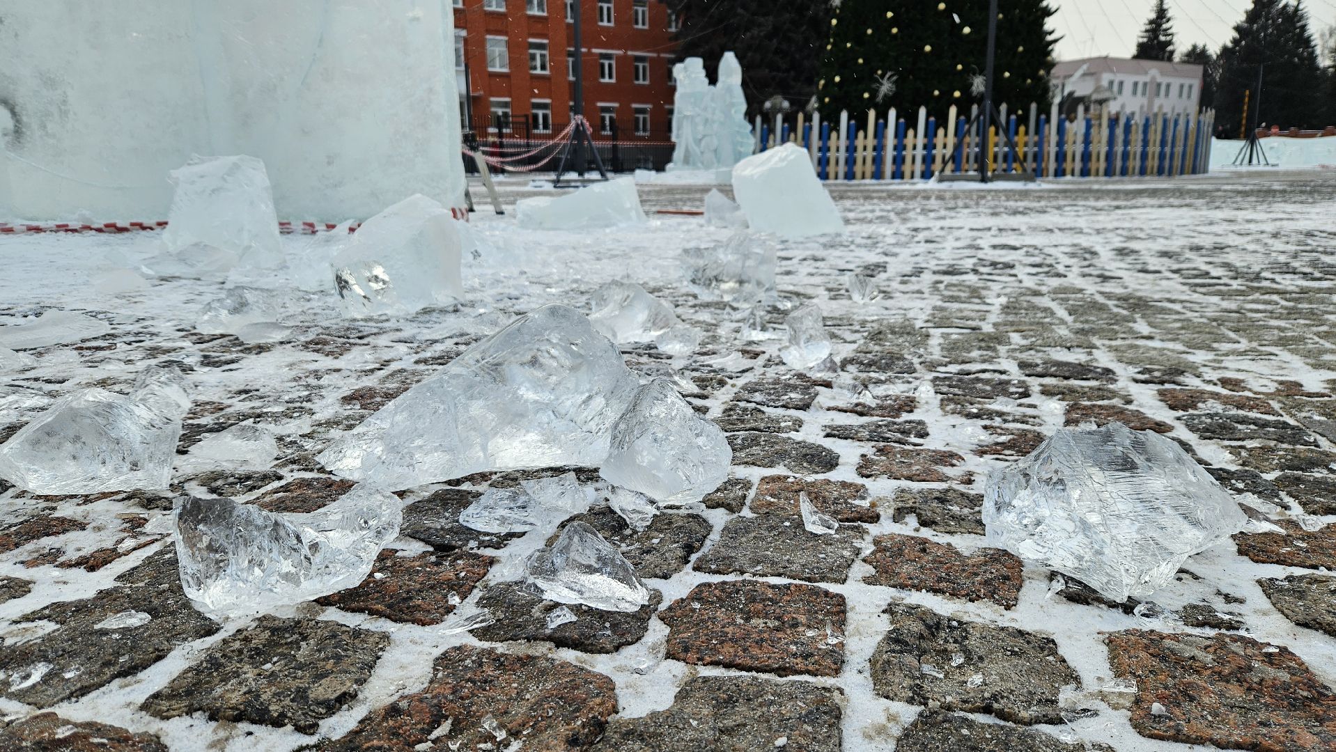 долгопрудный,зима в подмосковье 2025, площадь собина, лед, ледовые фигуры, ледовый городок,