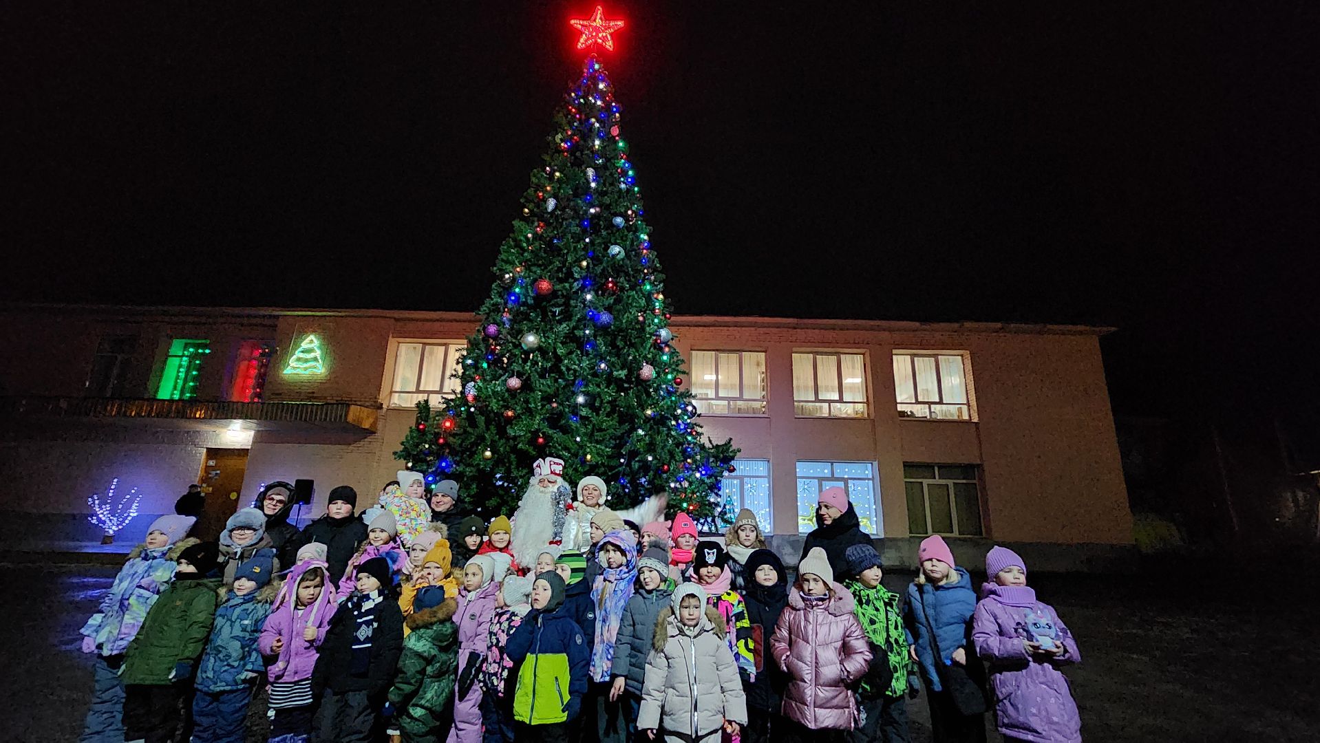 В посёлке Красная Пойма под Луховицами зажгли огни на главной новогодней ёлке