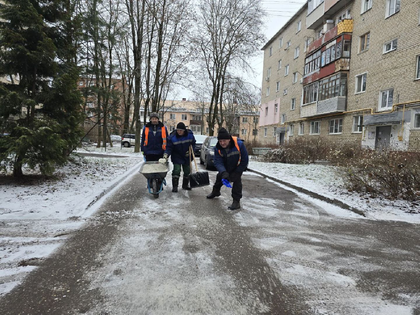 можайск, можайский муниципальный округ, подмосковье, жкх, коммунальщики , гололед, обработка территории , Единый дорожно-транспортный центр,