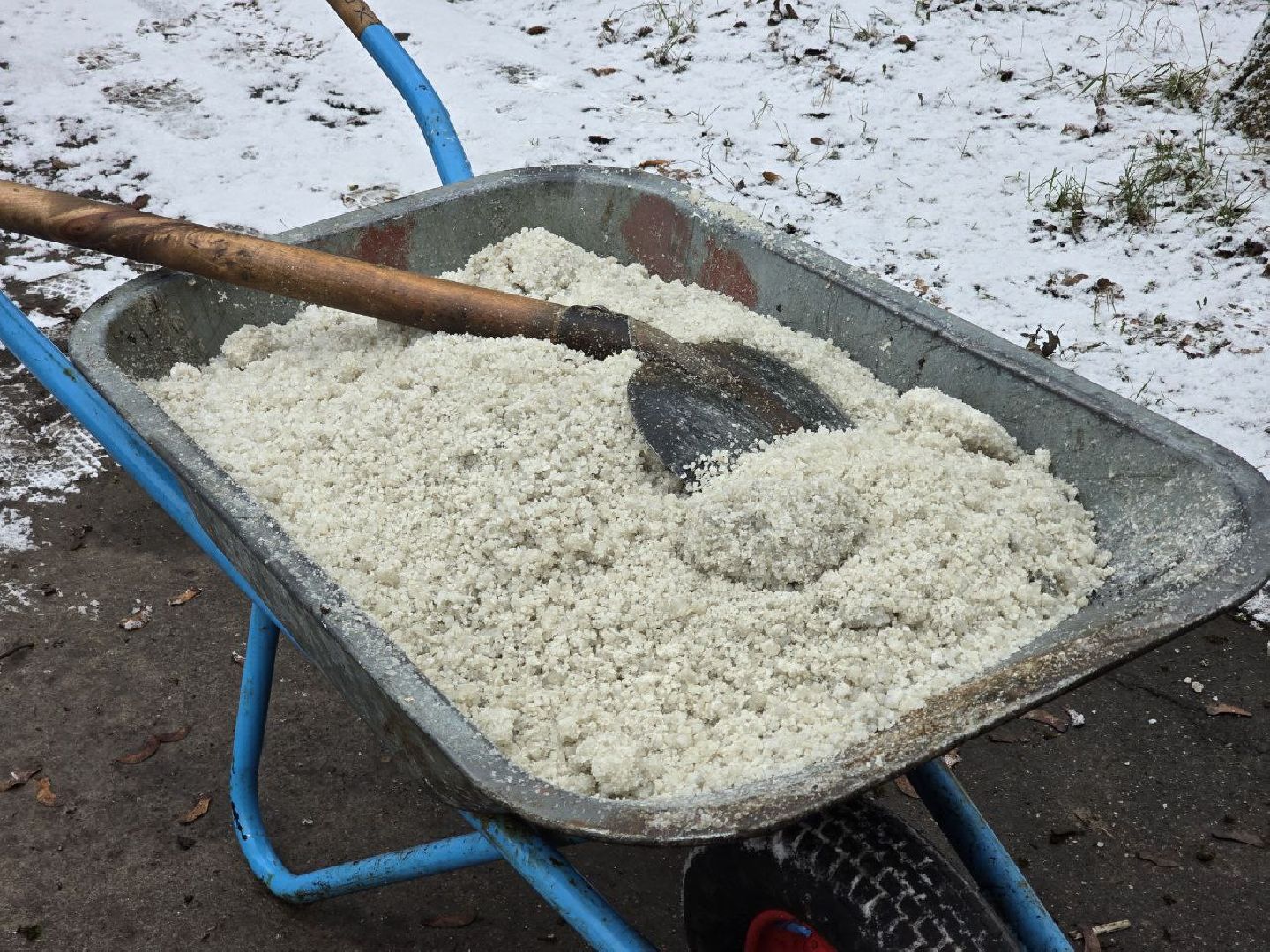 можайск, можайский муниципальный округ, подмосковье, жкх, коммунальщики , гололед, обработка территории , Единый дорожно-транспортный центр,