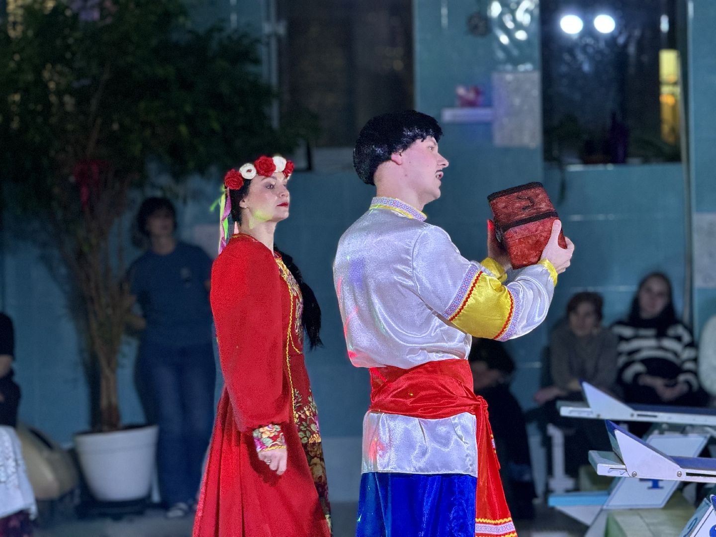 елка на воде, ленинский городской округ, новогоднее шоу , дельфин ,