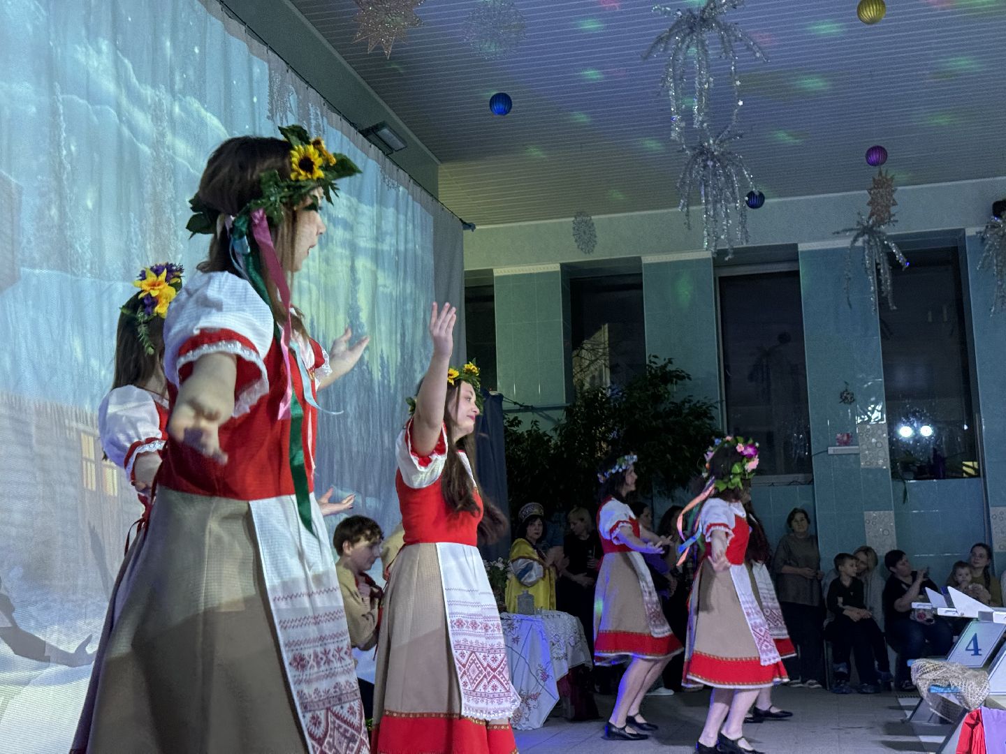 елка на воде, ленинский городской округ, новогоднее шоу , дельфин ,