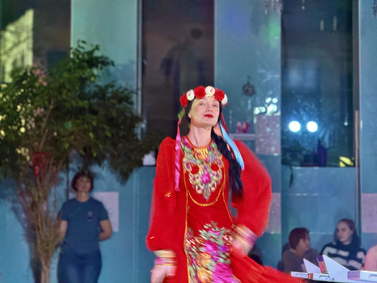 елка на воде, ленинский городской округ, новогоднее шоу , дельфин ,