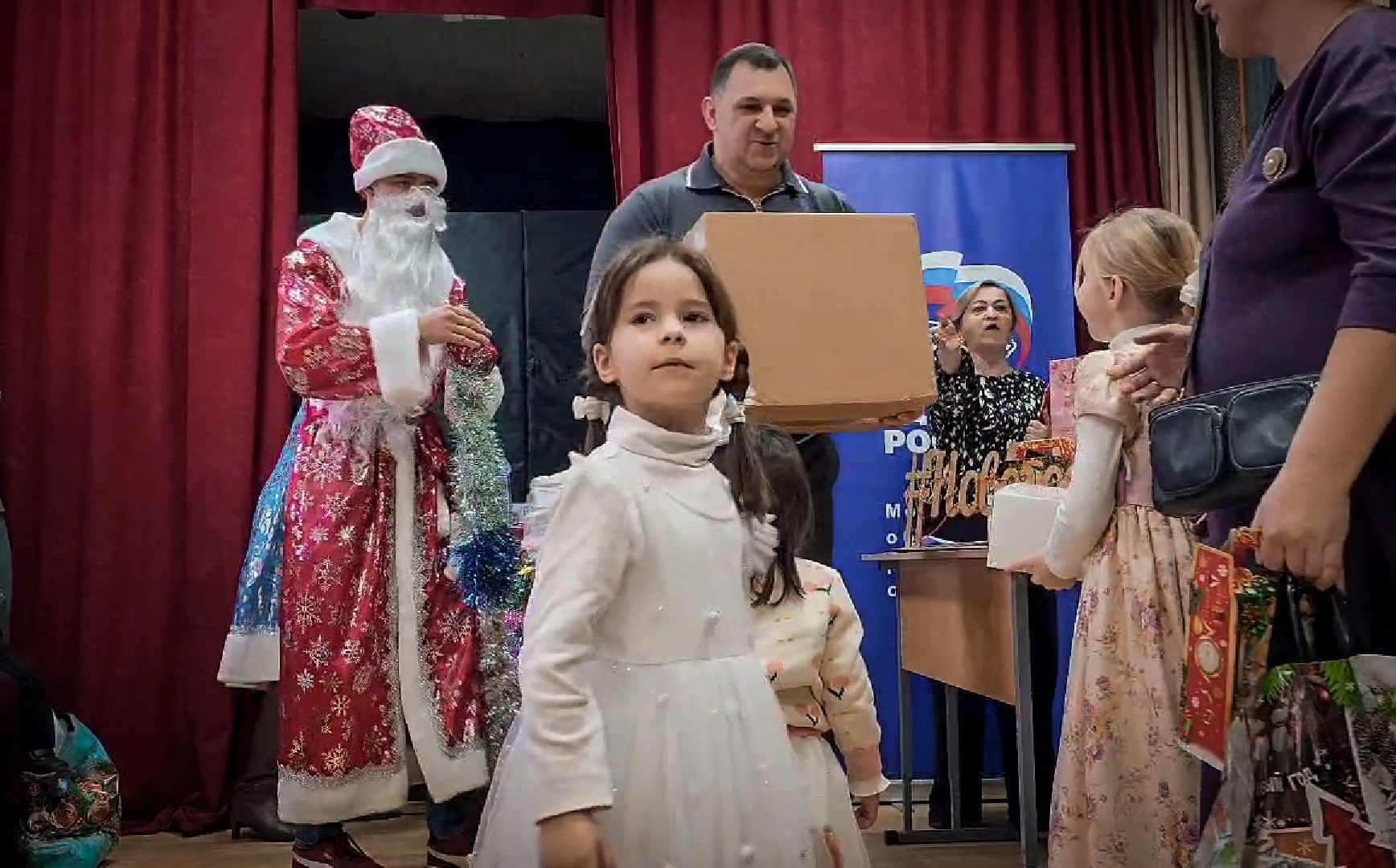 дети, благотворительная новогодняя акция , елка желаний в бронницах, комиссия по делам несовершеннолетних ,