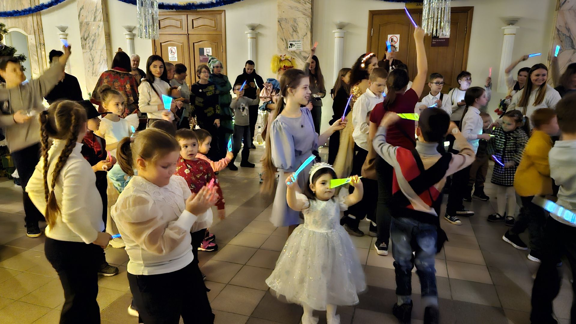 долгопрудный, елка главы, елка главы округа, сво,  дети, дети участников сво, новый год,дк вперед, новогодний праздник для детей,