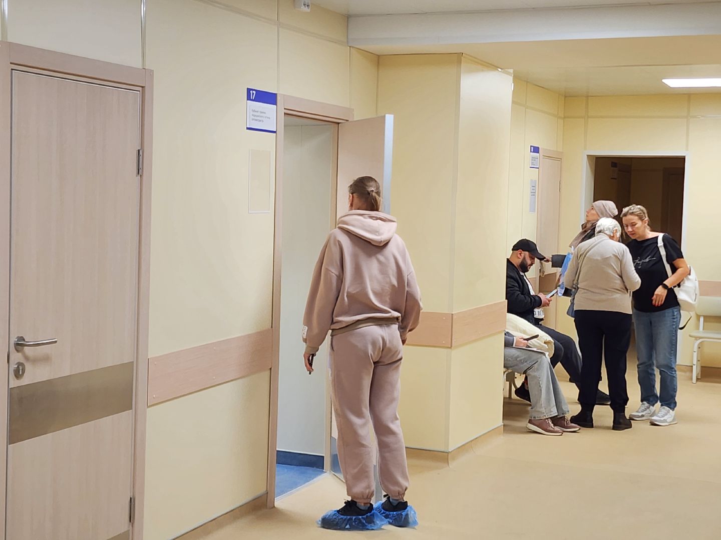 чехов, улица пионерская 2, взрослая поликлиника, окончание ремонта,  модернизация, реконструкция, замена кровли, фасадные работы, инженерные сети, внутренняя отделка помещений, новое оборудование, кондиционеры, инфоматы, кардиокресло, кардиограмма, прививочный кабинет, вакцинация от пневмонии, терапевты, врачи узких специализаций, открытие поликлиники, заместитель главного врача, александра мурашкина, прием врачей,благоустройство территории,