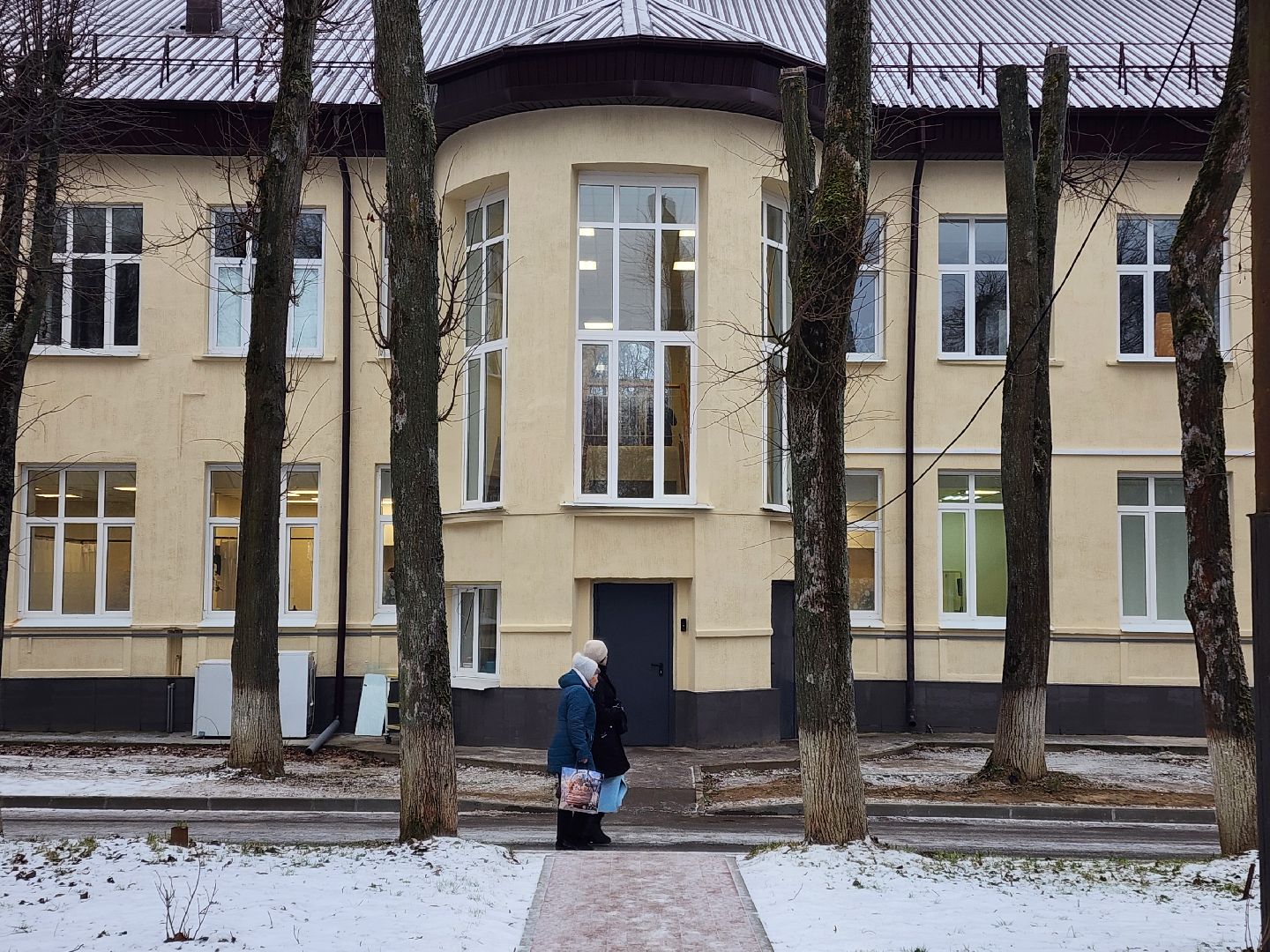 чехов, улица пионерская 2, взрослая поликлиника, окончание ремонта,  модернизация, реконструкция, замена кровли, фасадные работы, инженерные сети, внутренняя отделка помещений, новое оборудование, кондиционеры, инфоматы, кардиокресло, кардиограмма, прививочный кабинет, вакцинация от пневмонии, терапевты, врачи узких специализаций, открытие поликлиники, заместитель главного врача, александра мурашкина, прием врачей,благоустройство территории,