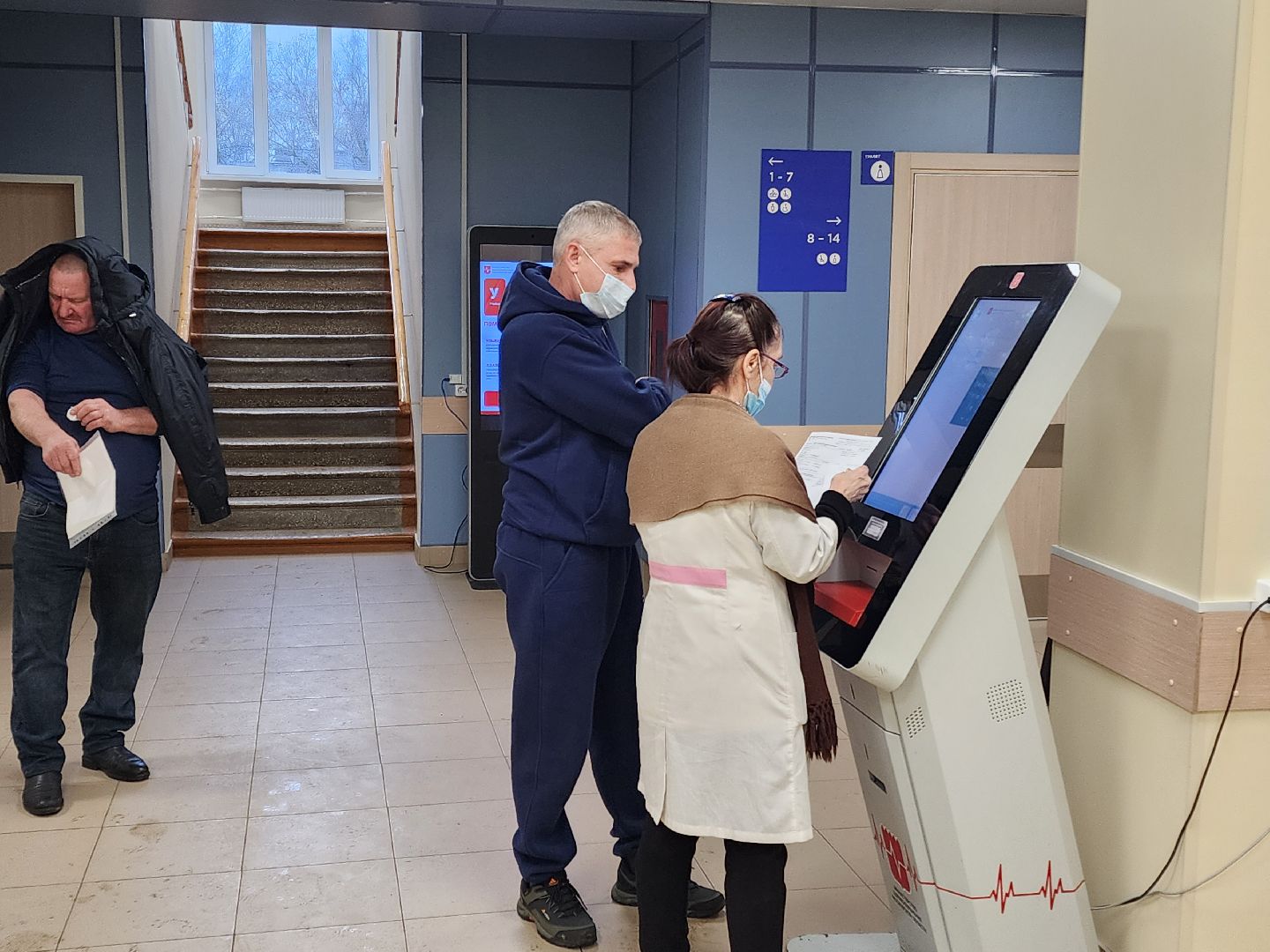 чехов, улица пионерская 2, взрослая поликлиника, окончание ремонта,  модернизация, реконструкция, замена кровли, фасадные работы, инженерные сети, внутренняя отделка помещений, новое оборудование, кондиционеры, инфоматы, кардиокресло, кардиограмма, прививочный кабинет, вакцинация от пневмонии, терапевты, врачи узких специализаций, открытие поликлиники, заместитель главного врача, александра мурашкина, прием врачей,благоустройство территории,