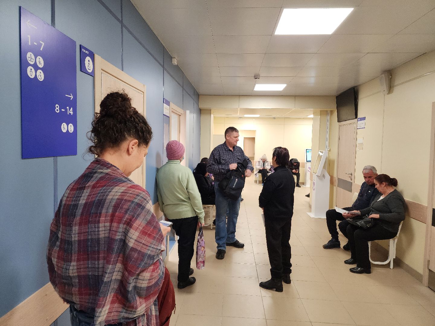 чехов, улица пионерская 2, взрослая поликлиника, окончание ремонта,  модернизация, реконструкция, замена кровли, фасадные работы, инженерные сети, внутренняя отделка помещений, новое оборудование, кондиционеры, инфоматы, кардиокресло, кардиограмма, прививочный кабинет, вакцинация от пневмонии, терапевты, врачи узких специализаций, открытие поликлиники, заместитель главного врача, александра мурашкина, прием врачей,благоустройство территории,