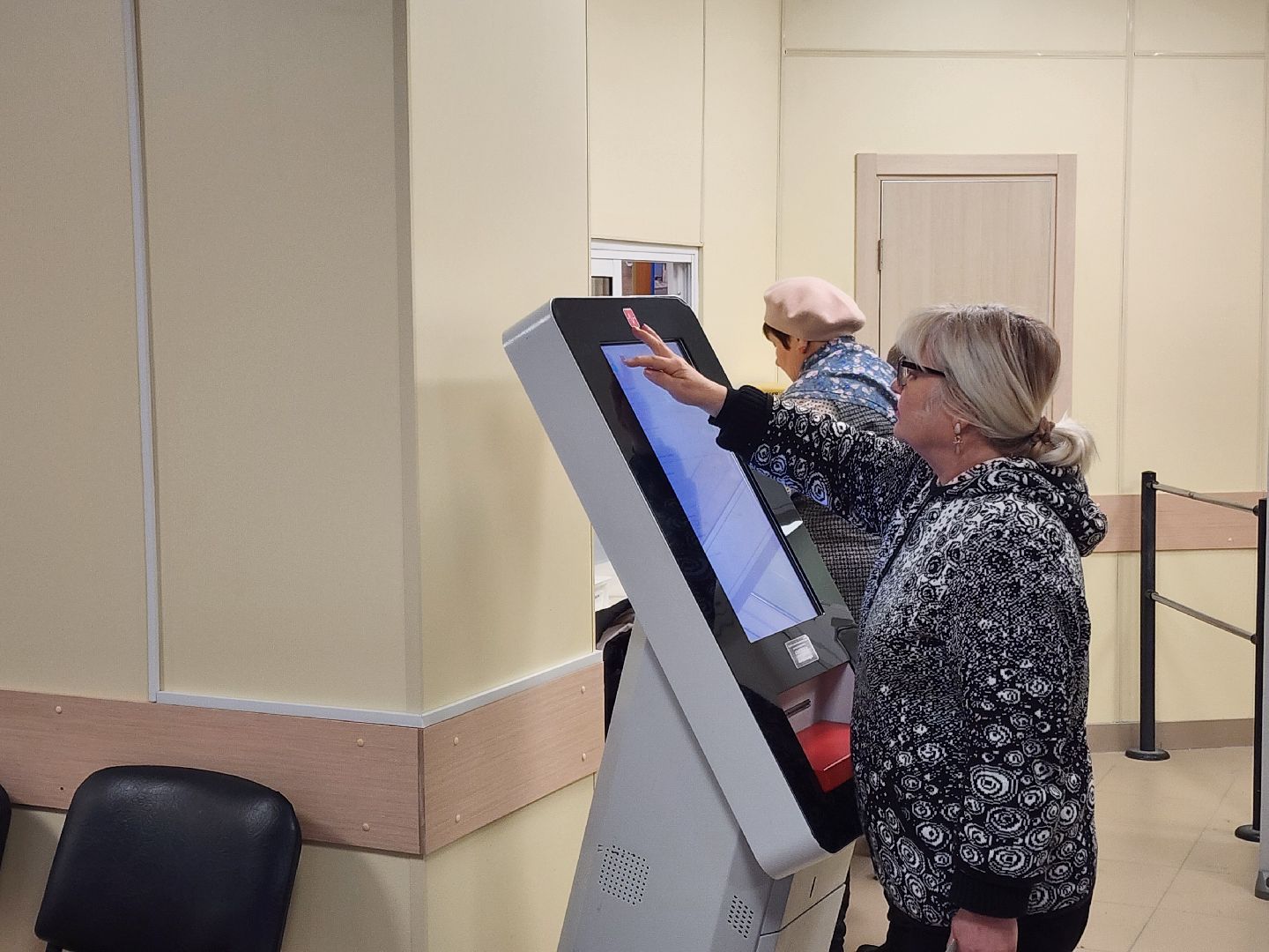 чехов, улица пионерская 2, взрослая поликлиника, окончание ремонта,  модернизация, реконструкция, замена кровли, фасадные работы, инженерные сети, внутренняя отделка помещений, новое оборудование, кондиционеры, инфоматы, кардиокресло, кардиограмма, прививочный кабинет, вакцинация от пневмонии, терапевты, врачи узких специализаций, открытие поликлиники, заместитель главного врача, александра мурашкина, прием врачей,благоустройство территории,