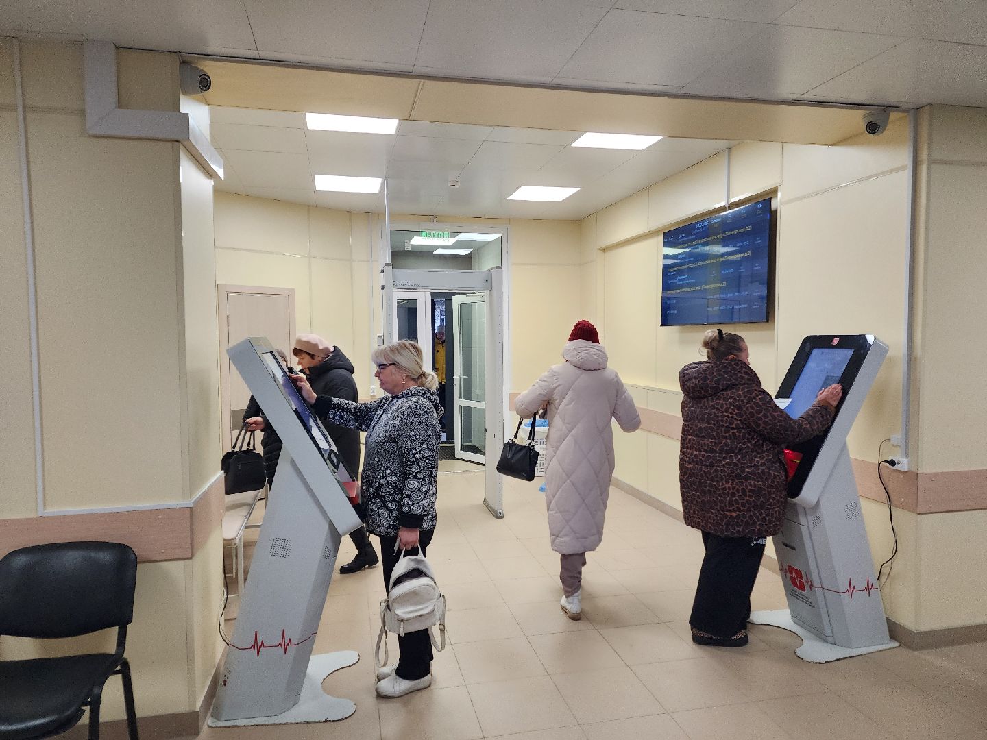 чехов, улица пионерская 2, взрослая поликлиника, окончание ремонта,  модернизация, реконструкция, замена кровли, фасадные работы, инженерные сети, внутренняя отделка помещений, новое оборудование, кондиционеры, инфоматы, кардиокресло, кардиограмма, прививочный кабинет, вакцинация от пневмонии, терапевты, врачи узких специализаций, открытие поликлиники, заместитель главного врача, александра мурашкина, прием врачей,благоустройство территории,