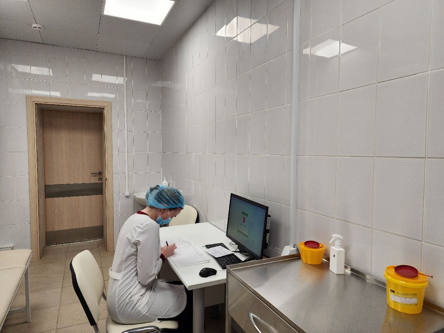 чехов, улица пионерская 2, взрослая поликлиника, окончание ремонта,  модернизация, реконструкция, замена кровли, фасадные работы, инженерные сети, внутренняя отделка помещений, новое оборудование, кондиционеры, инфоматы, кардиокресло, кардиограмма, прививочный кабинет, вакцинация от пневмонии, терапевты, врачи узких специализаций, открытие поликлиники, заместитель главного врача, александра мурашкина, прием врачей,благоустройство территории,