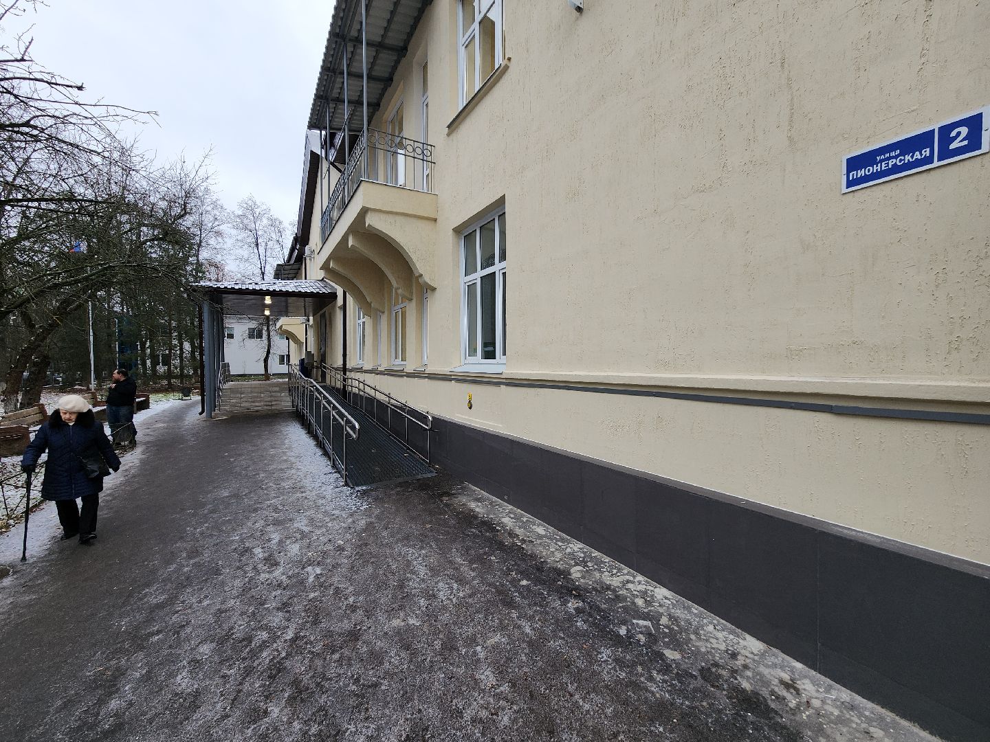 чехов, улица пионерская 2, взрослая поликлиника, окончание ремонта,  модернизация, реконструкция, замена кровли, фасадные работы, инженерные сети, внутренняя отделка помещений, новое оборудование, кондиционеры, инфоматы, кардиокресло, кардиограмма, прививочный кабинет, вакцинация от пневмонии, терапевты, врачи узких специализаций, открытие поликлиники, заместитель главного врача, александра мурашкина, прием врачей,благоустройство территории,