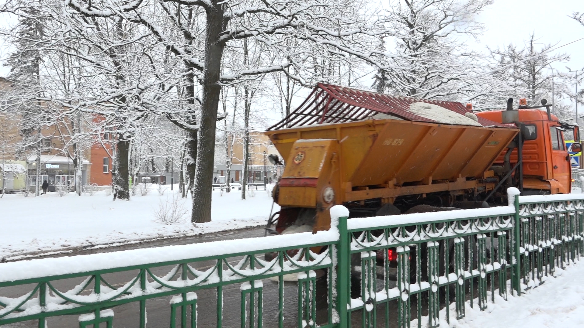 власиха уборка снега, улицы власихи, снег на улице, коммунальщики власихи,