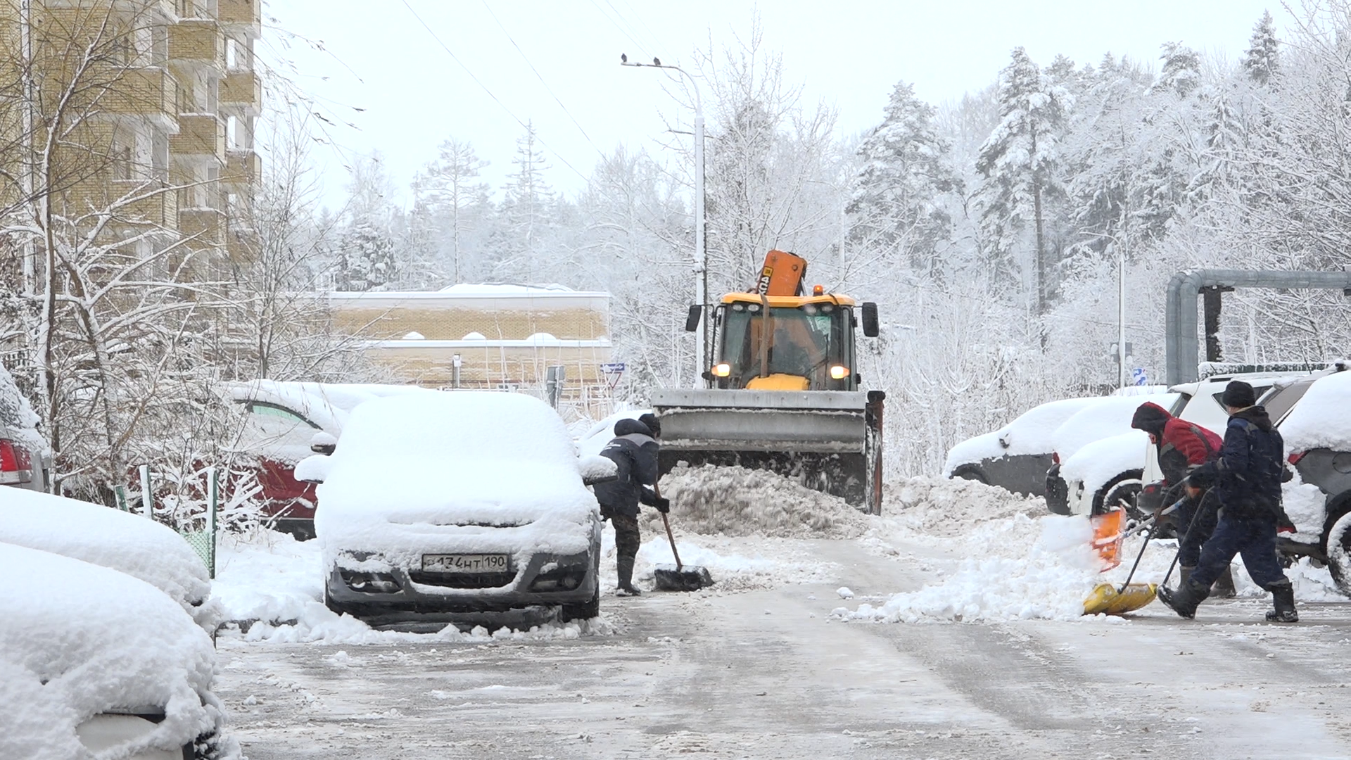 власиха уборка снега, улицы власихи, снег на улице, коммунальщики власихи,