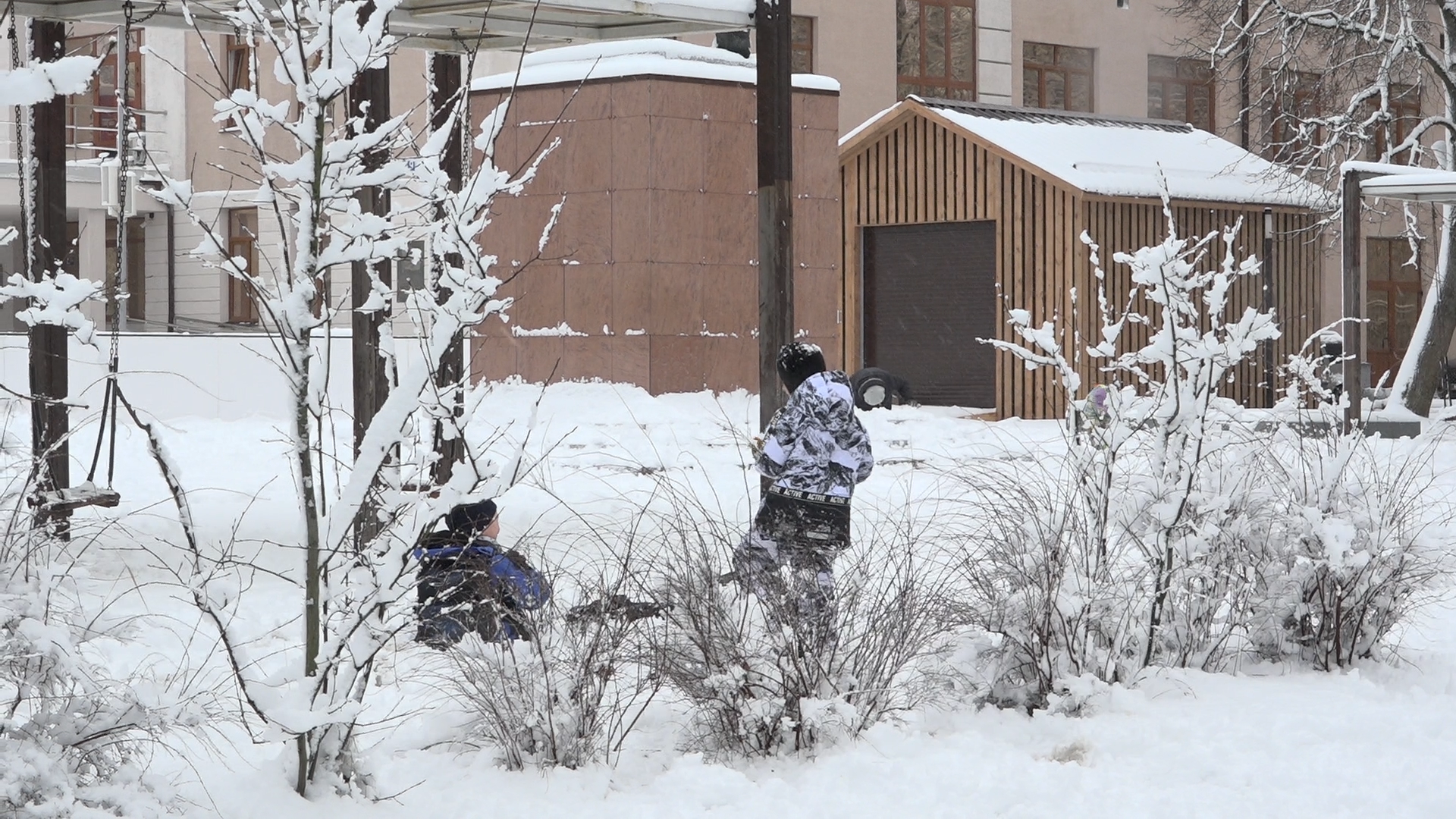 власиха уборка снега, улицы власихи, снег на улице, коммунальщики власихи,