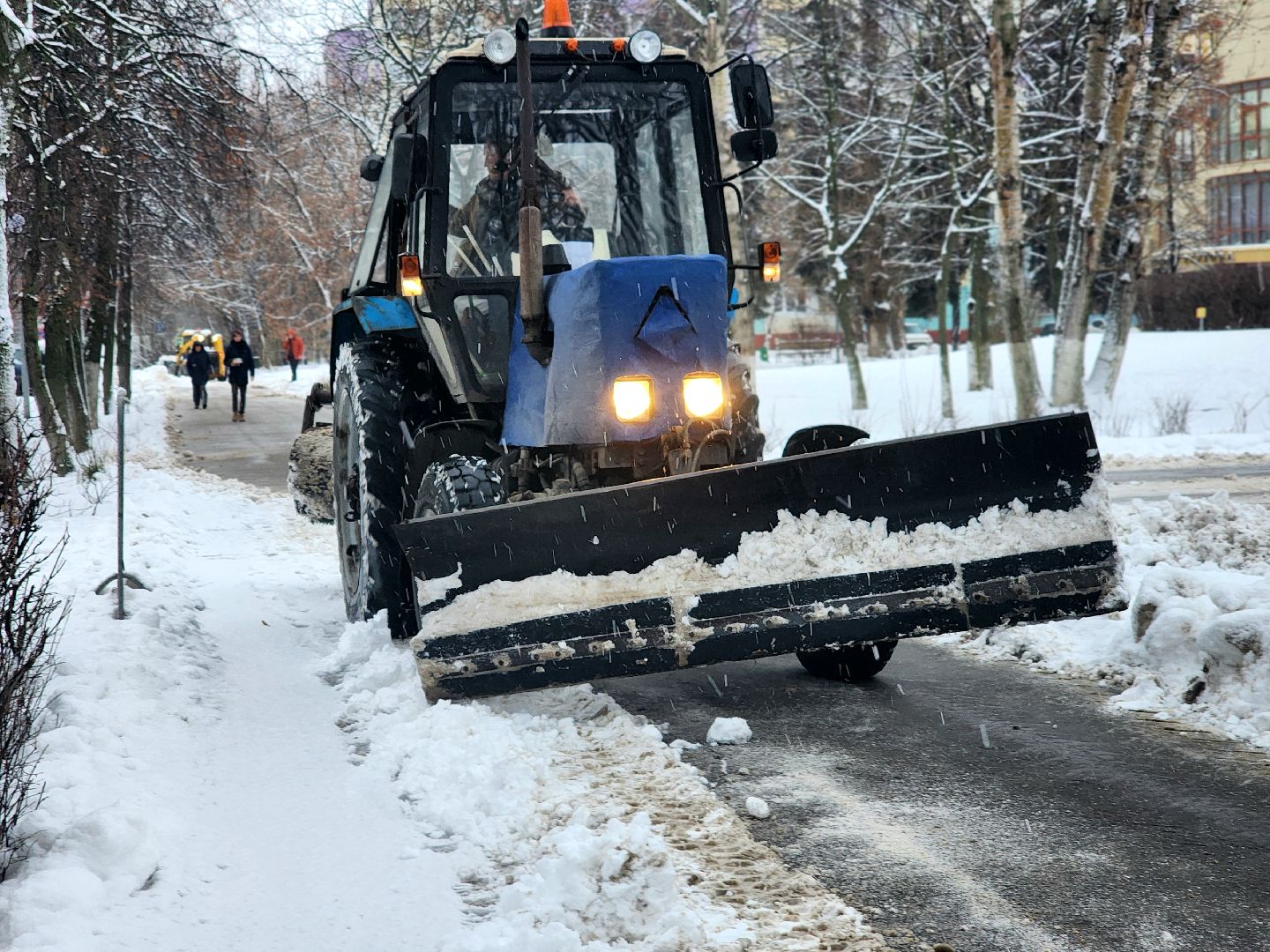 уборка снега, снегопад, техника жкх, зима в  подмосковье,