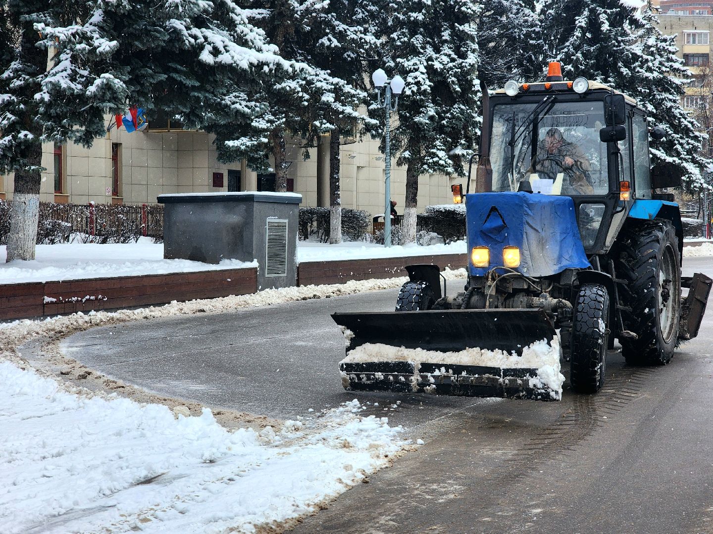 уборка снега, снегопад, техника жкх, зима в  подмосковье,