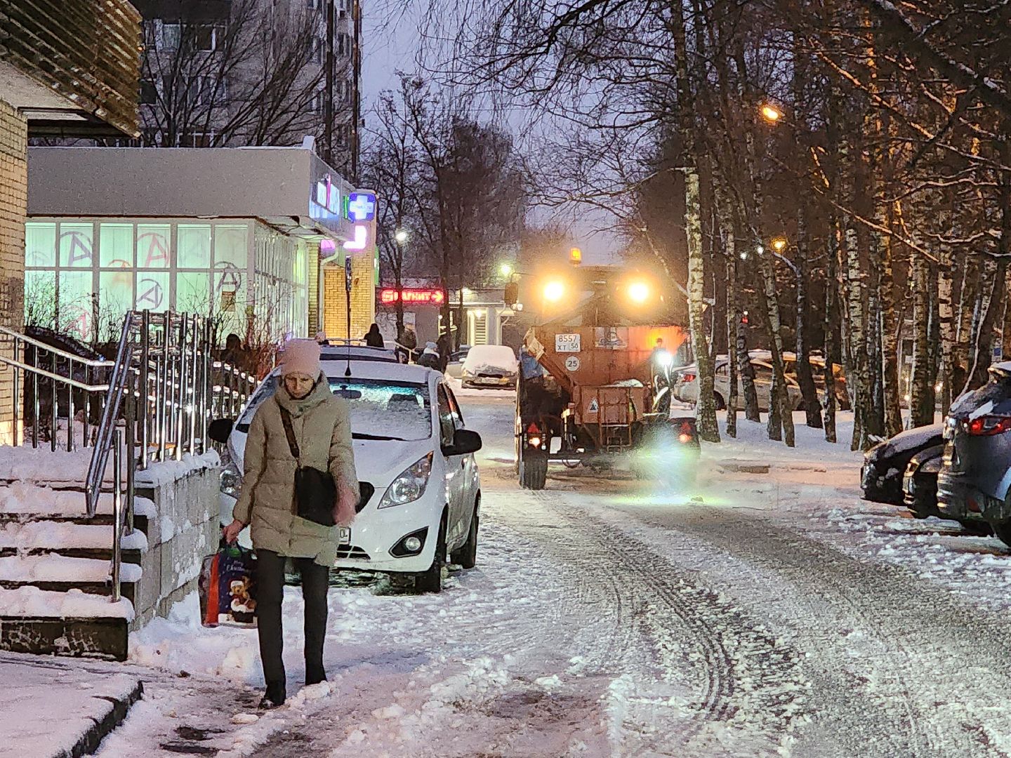 чехов, улица чехова, снегопад, уборка снега, противогололедные материалы, обработка улиц, уборка улиц, очистка тротуаров и пешеходных дорожек, специальная техника, уборочная техника, мбу чеховское благоустройство, пескосоляная смесь,