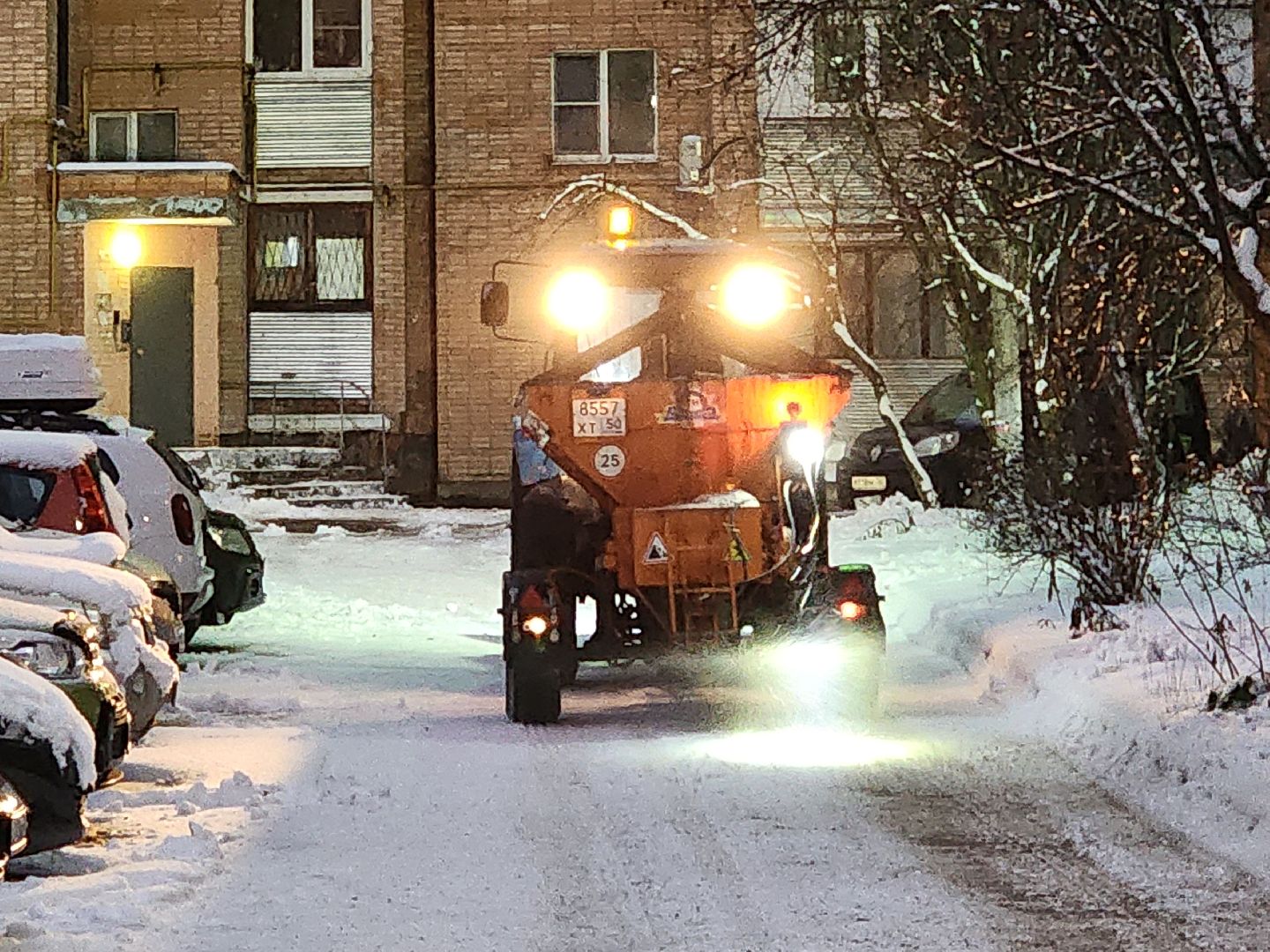 чехов, улица чехова, снегопад, уборка снега, противогололедные материалы, обработка улиц, уборка улиц, очистка тротуаров и пешеходных дорожек, специальная техника, уборочная техника, мбу чеховское благоустройство, пескосоляная смесь,