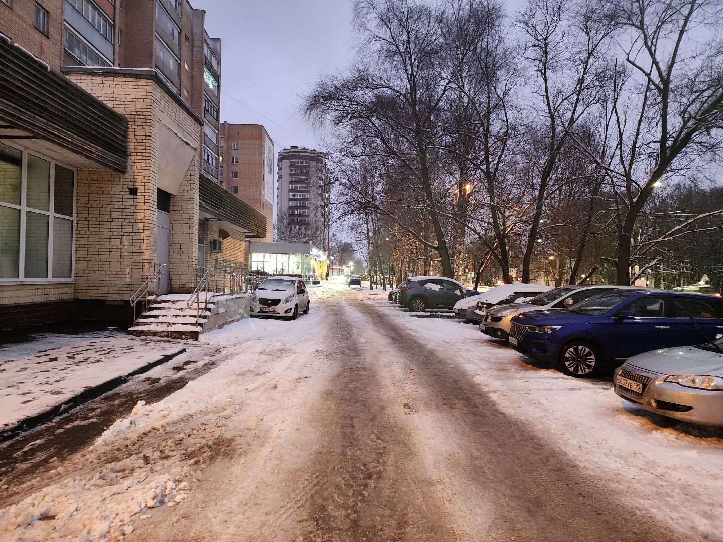 чехов, улица чехова, снегопад, уборка снега, противогололедные материалы, обработка улиц, уборка улиц, очистка тротуаров и пешеходных дорожек, специальная техника, уборочная техника, мбу чеховское благоустройство, пескосоляная смесь,