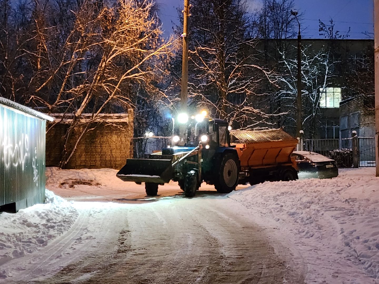 чехов, улица чехова, снегопад, уборка снега, противогололедные материалы, обработка улиц, уборка улиц, очистка тротуаров и пешеходных дорожек, специальная техника, уборочная техника, мбу чеховское благоустройство, пескосоляная смесь,