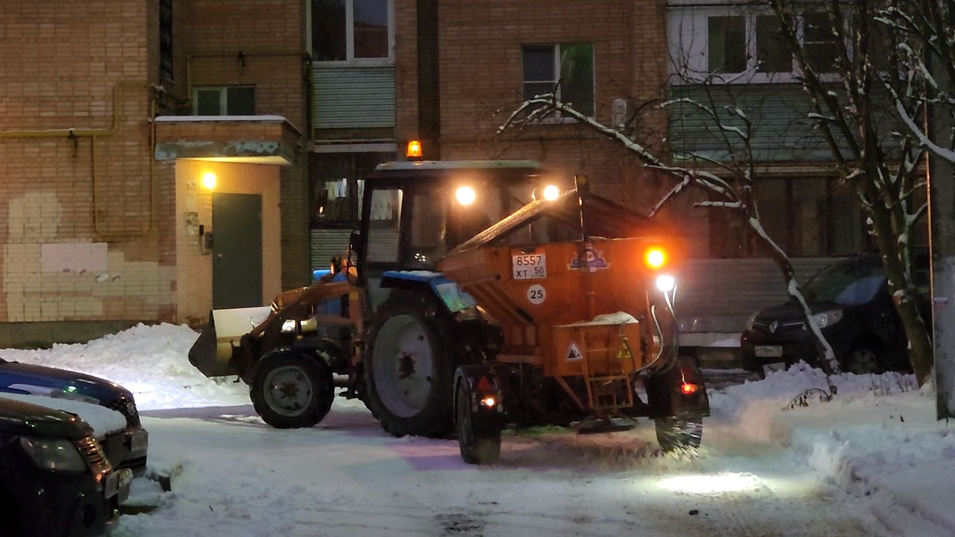 чехов, улица чехова, снегопад, уборка снега, противогололедные материалы, обработка улиц, уборка улиц, очистка тротуаров и пешеходных дорожек, специальная техника, уборочная техника, мбу чеховское благоустройство, пескосоляная смесь,