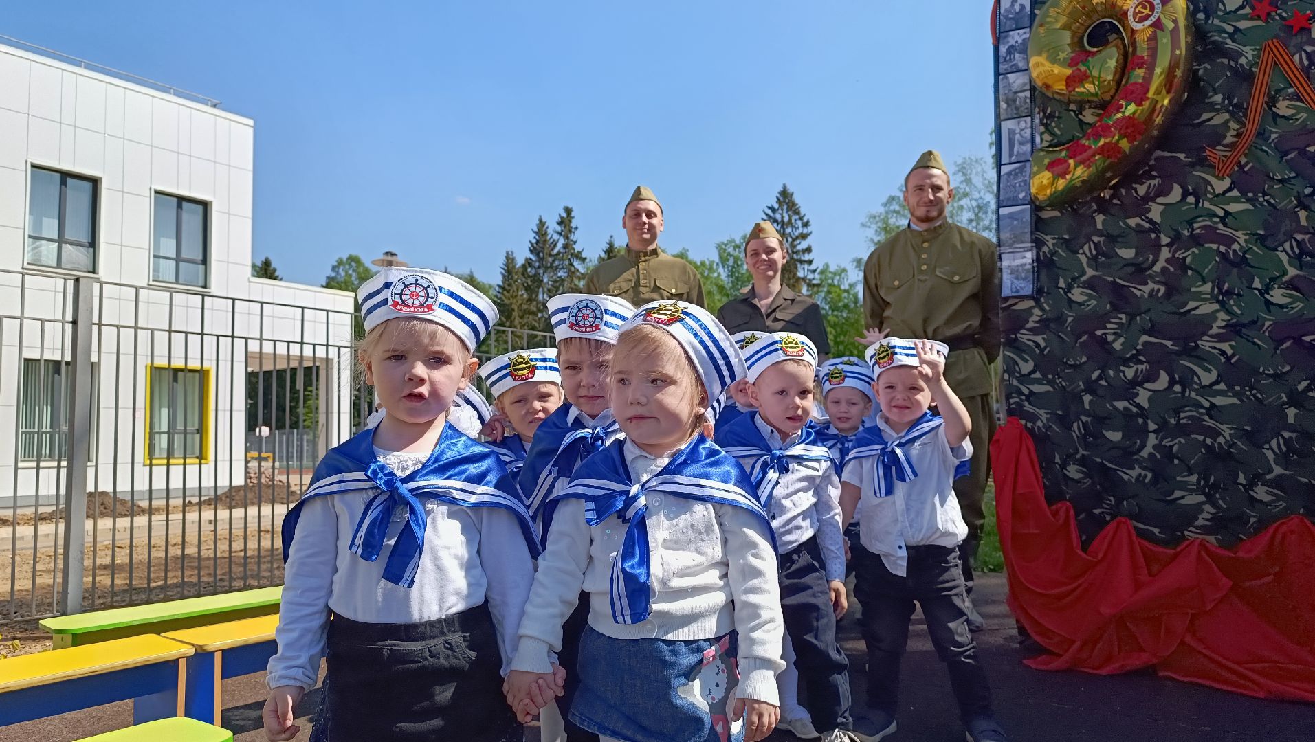 Лобня, образование, парад