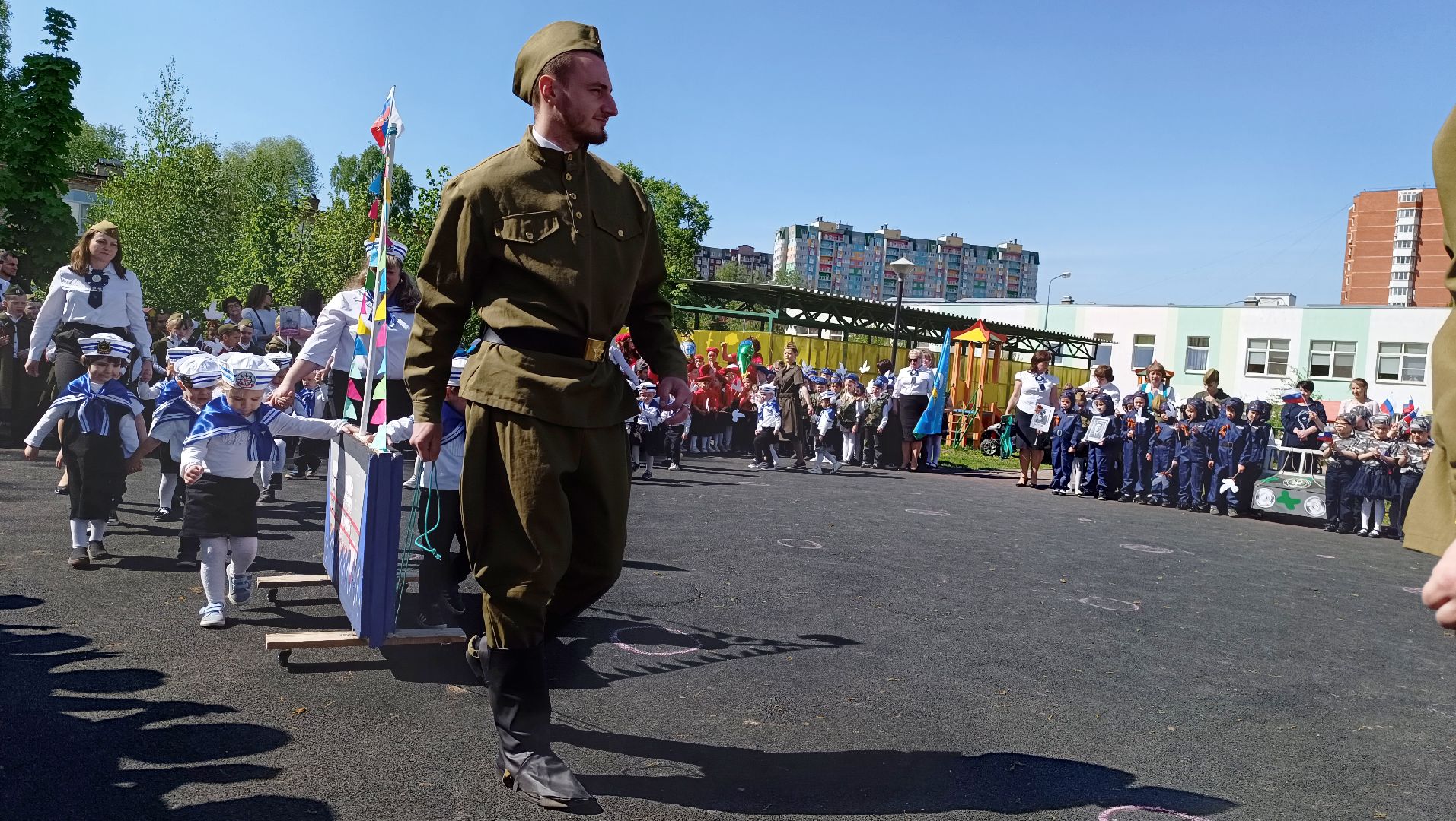 Лобня, образование, парад