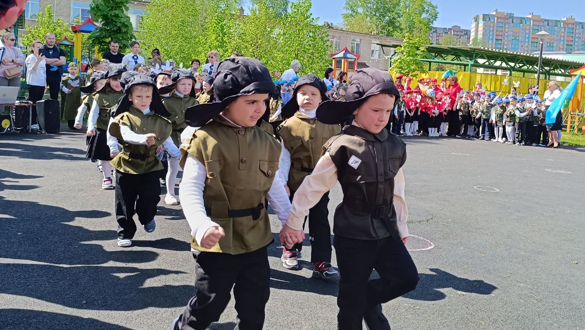 Лобня, образование, парад