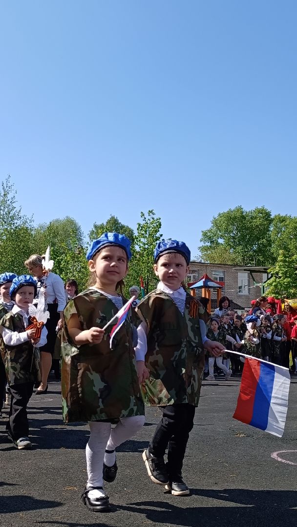 Лобня, образование, парад