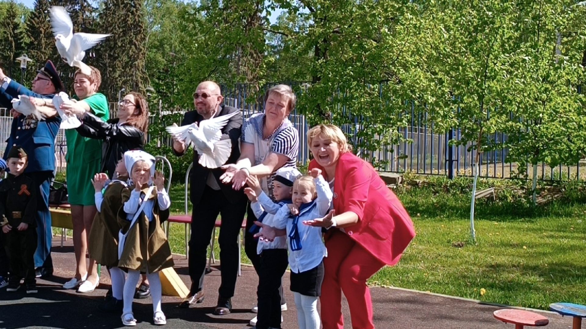 Лобня, образование, парад