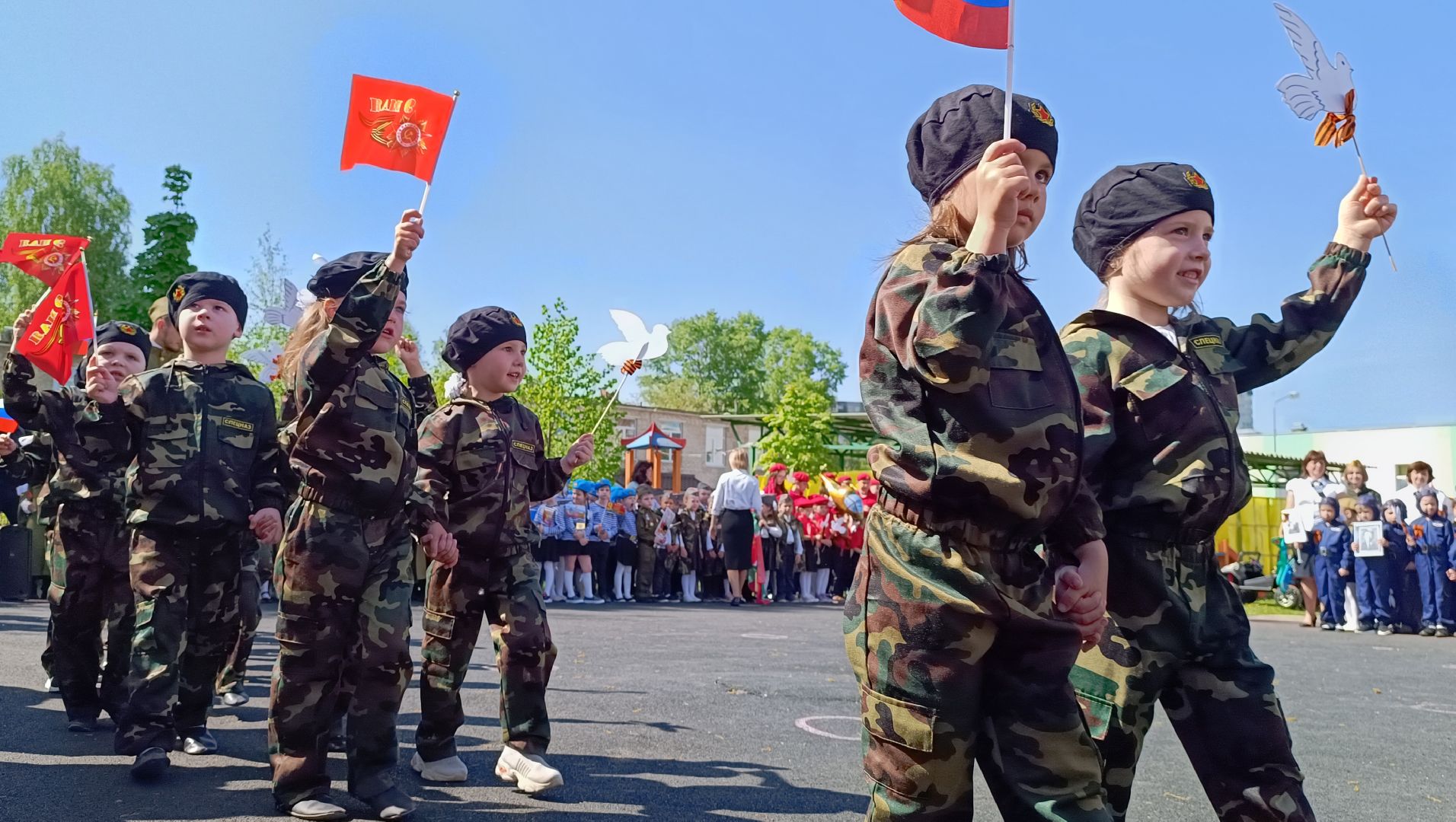 Лобня, образование, парад