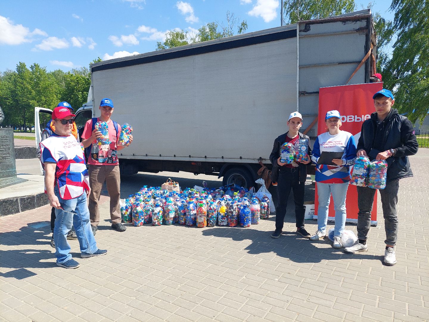 пластиковые крышки, акция, помощь, переработка мусора,