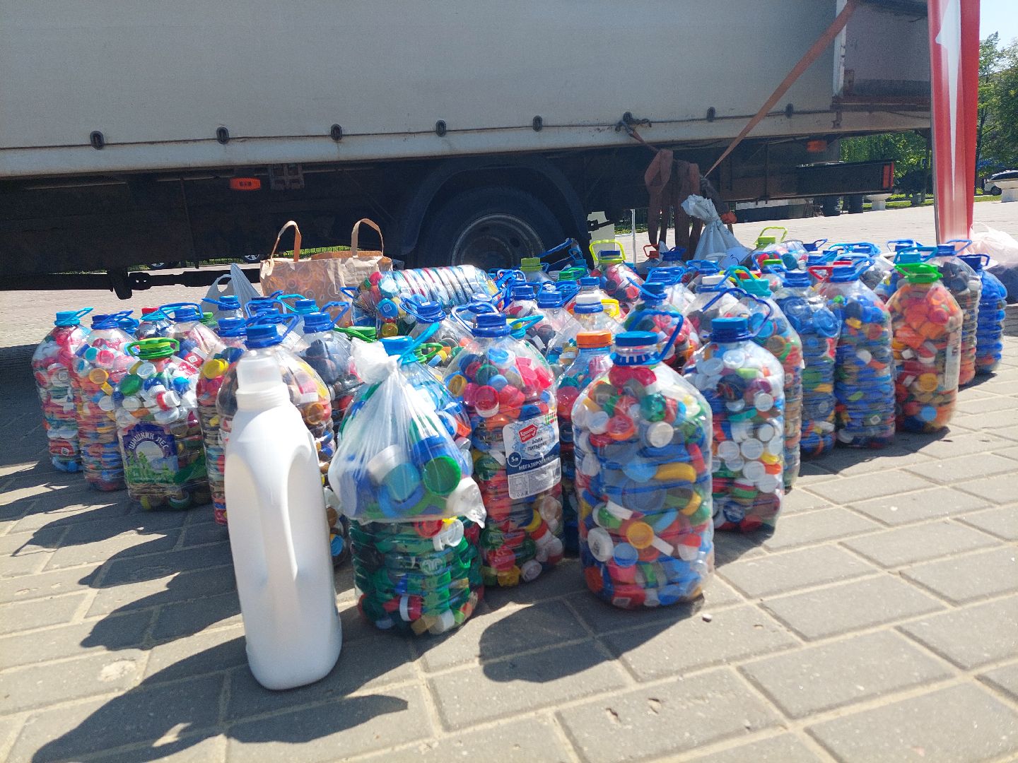 пластиковые крышки, акция, помощь, переработка мусора,