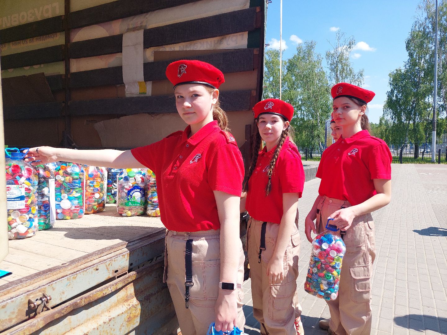 пластиковые крышки, акция, помощь, переработка мусора,