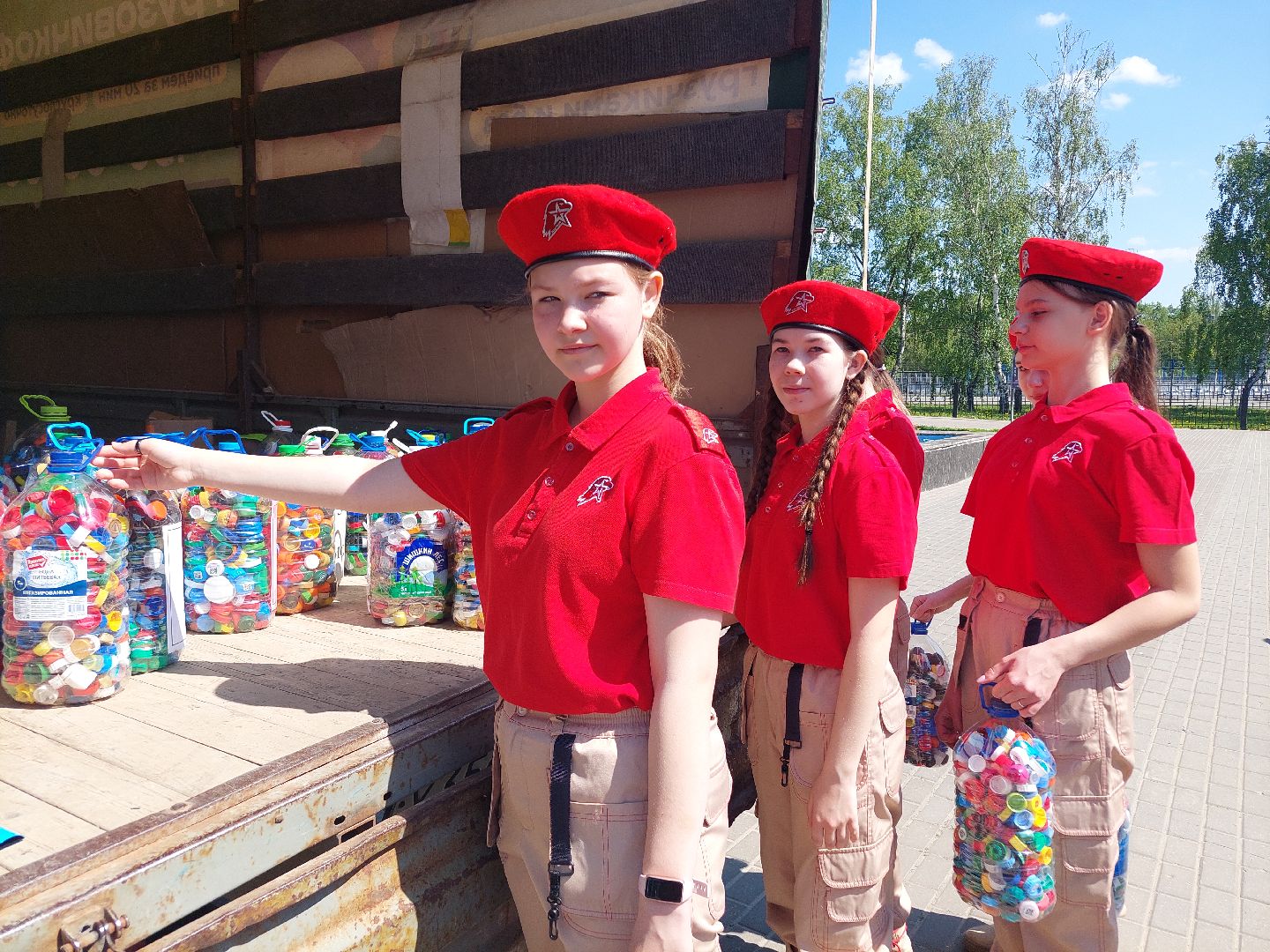 пластиковые крышки, акция, помощь, переработка мусора,