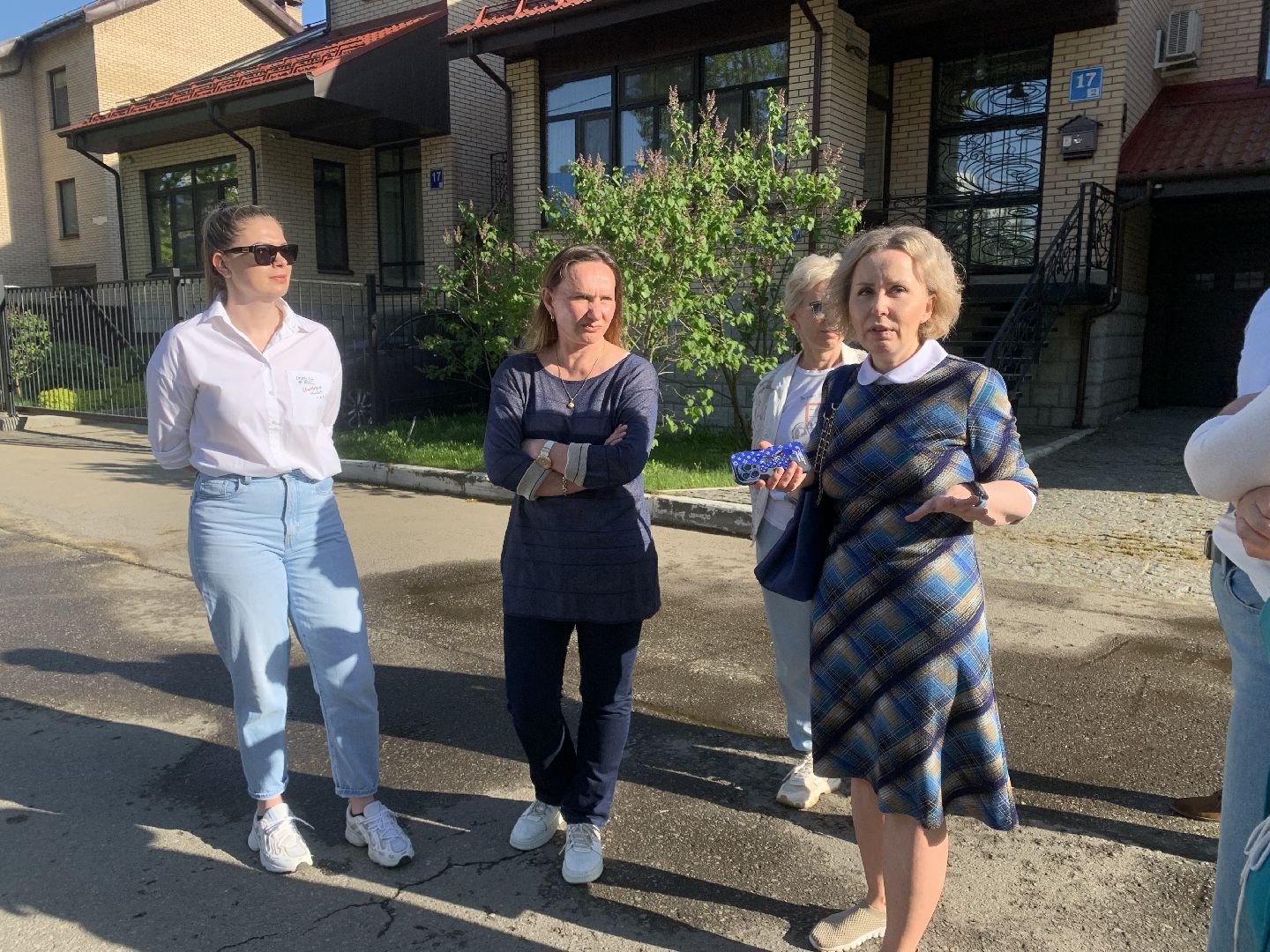 Жилой комплекс,люди,администрация